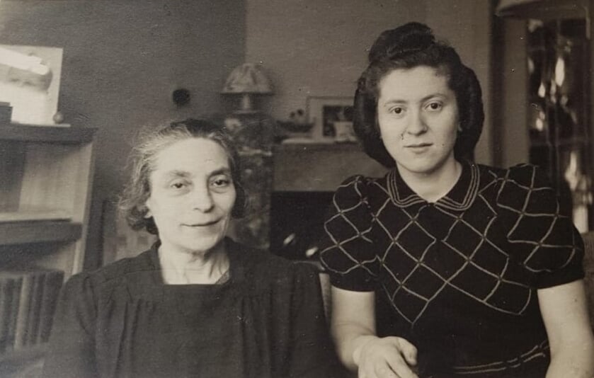 Pietje Bloemendal-Mendels en dochter Marianne Bloemendal