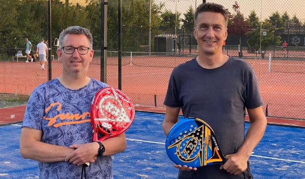 <p>Voorzitter Edwin Beckers (links) en de voorzitter van de padelcommissie, Bartho Verharen. </p>