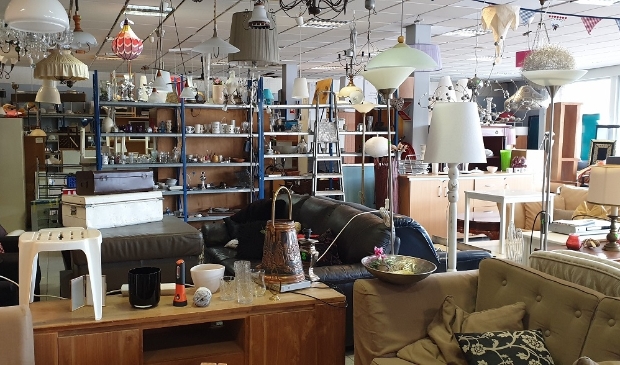 Wat in het mandje past, bijvoorbeeld boeken, servies, vazen, woonaccessoires, cd’s of speelgoed, kost samen 5 euro.