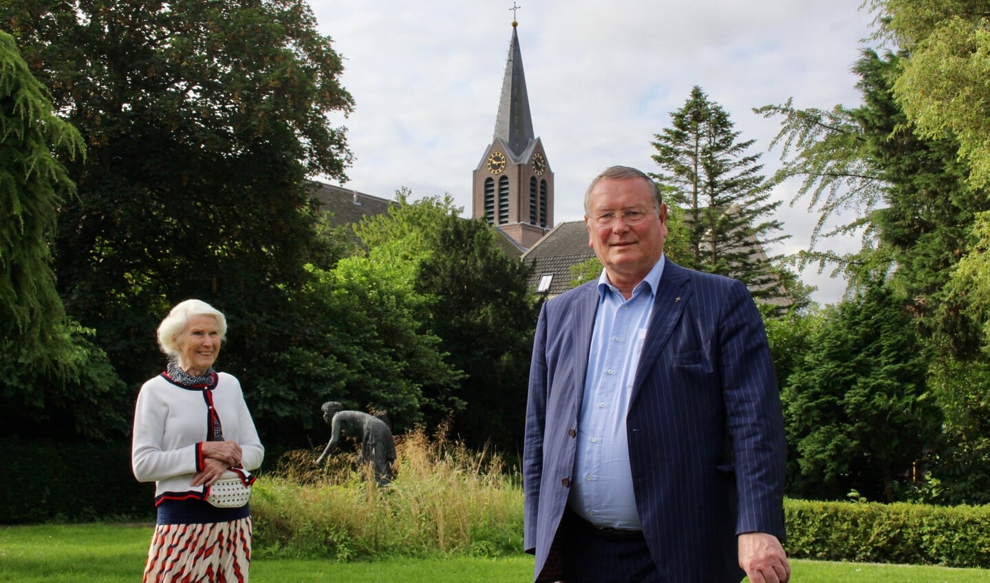Pastoor Kees van Lent, samen met Grietje de Vries-Millenaar, in ‘zijn’ inmiddels landelijk bekende bijbelse tuin. 