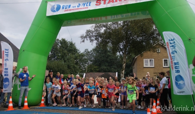 Veel hardlopers aan de start kidsrun
