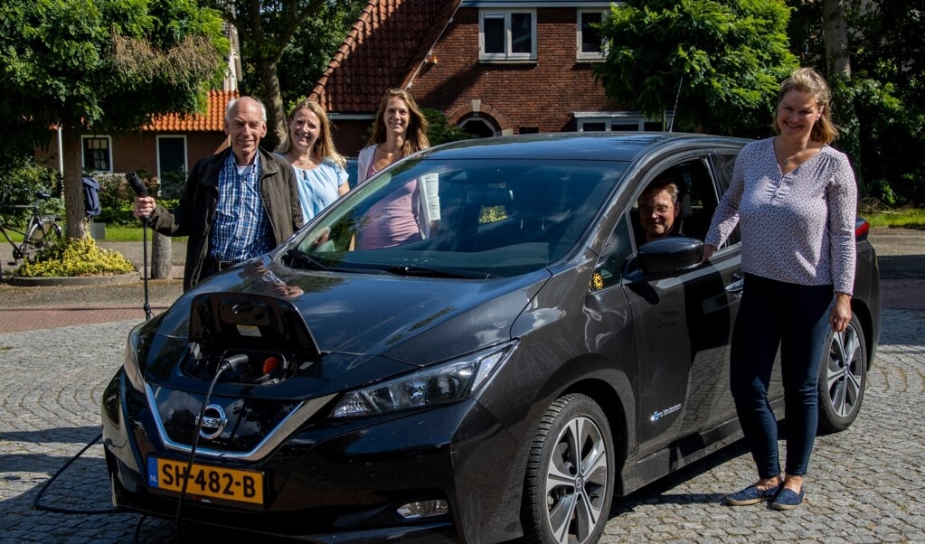 vrijwilligers van Maarn Maarsbergen en Heuvelrug Energie trekken samen op voor de duurzame deelauto in Maarn