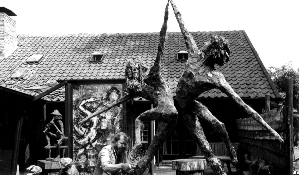 Jits Bakker (archieffoto) werkend aan de sculptuur 'Bolero' bij zijn atelier 'de kooi' in De Bilt.