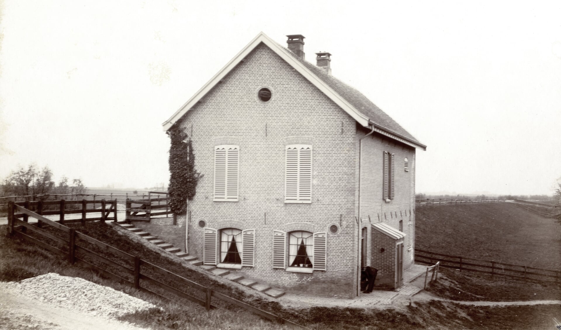 Een waakhuis en magazijn van het dijkleger van de Lekdijk, bij Amerongen, 1894.