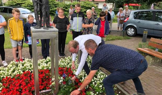 <p>Bij het monument in Hulshorst werd een bloemstuk gelegd door dominee Gert de Kok en directeur Arie Petersen van de Prinses Beatrixschool.</p>