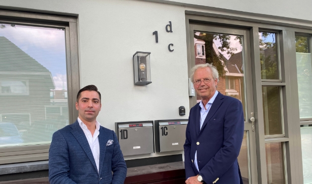 <p>Tawros Aslanjan en Paul Feenstra voor een woning in het oude Dorp die gesplitst is en waar nu twee gezinnen wonen..</p>