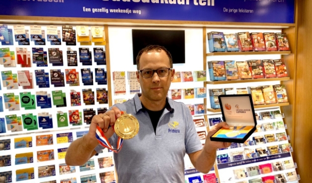 Ronald met de oorkonde winnaar Staatsloterij miljoen YEN