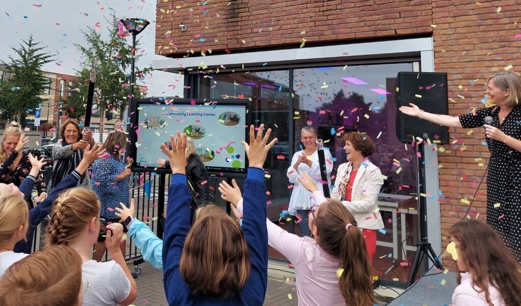 Het Community Learning Center is feestelijk geopend door wethouder Marjolein Steffens (links).