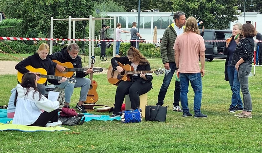 Wrhouder Ro van Doesburg speelt mee met lerlingen