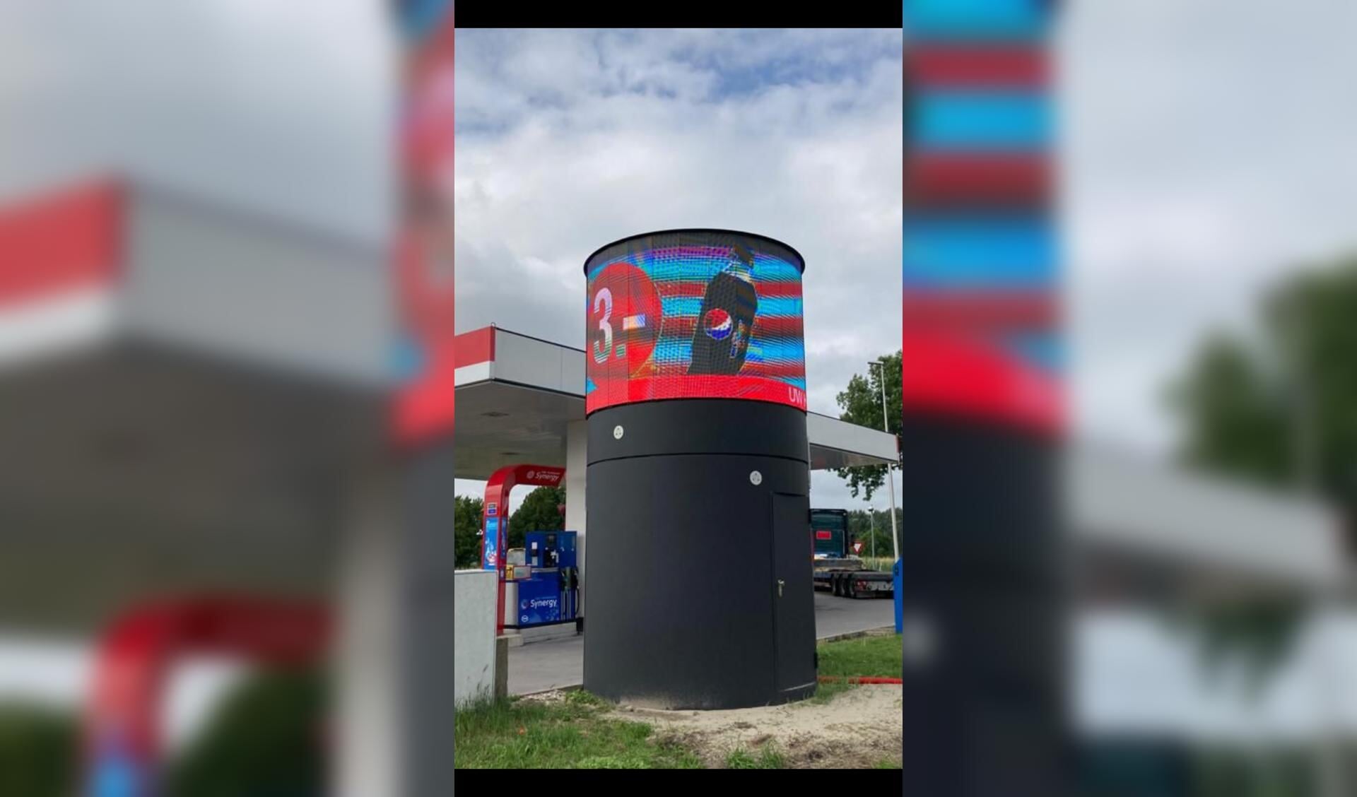 Reclamezuil bij tankstation