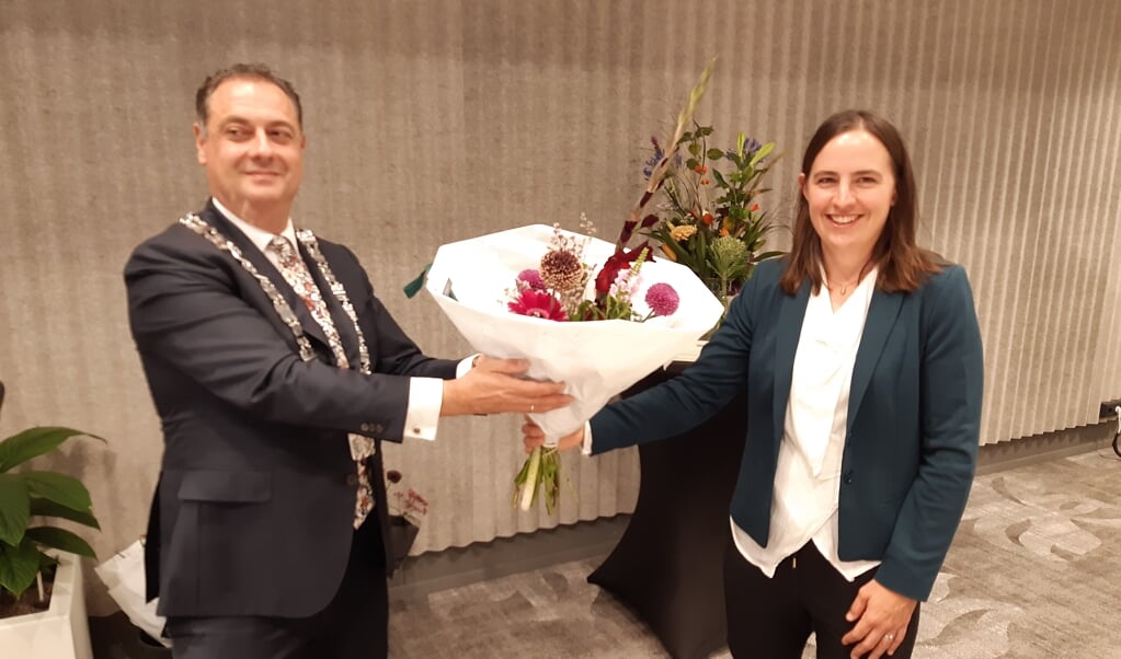 Lijsttrekker Fenneke van der Vegte werd onlangs bij haar benoeming tot wethouder in de bloemen gezet door burgemeester Bouwmeester. 