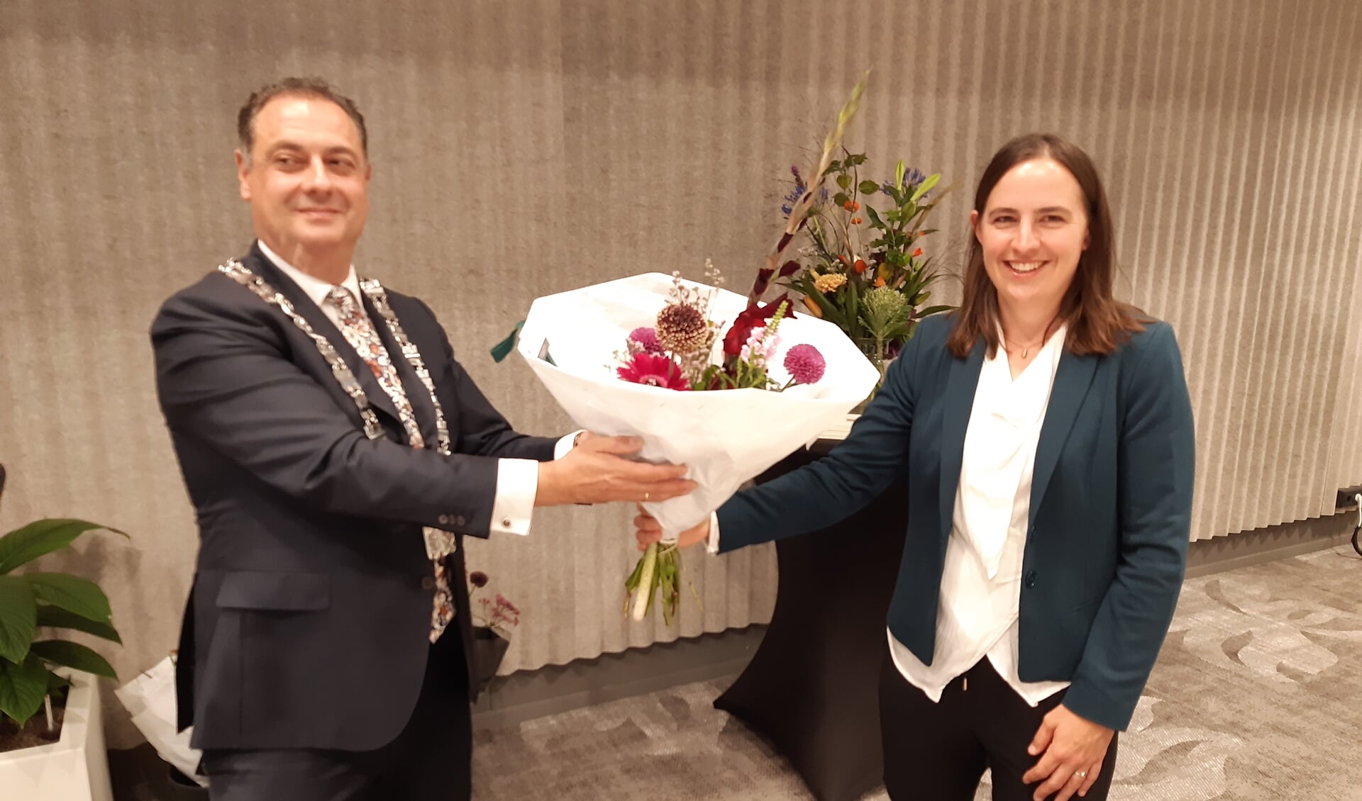 Lijsttrekker Fenneke van der Vegte werd onlangs bij haar benoeming tot wethouder in de bloemen gezet door burgemeester Bouwmeester. 