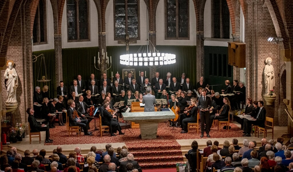 Het Liefdesliederenkoor Oosterbeek o.l.v. dirigent Marc Buijs zingt Bachs Johannes Passion