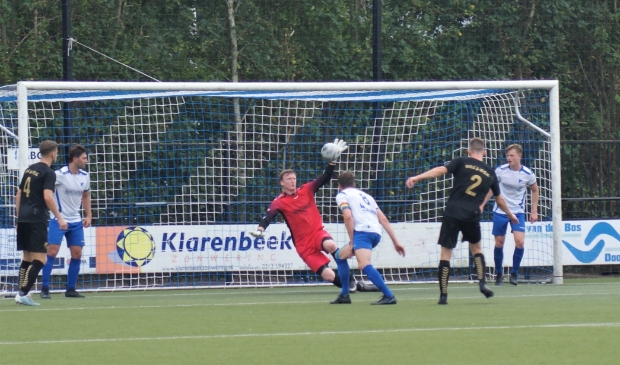<p>Chris Boom (No. 2) belaagt SVL-doelman Mocking</p>
