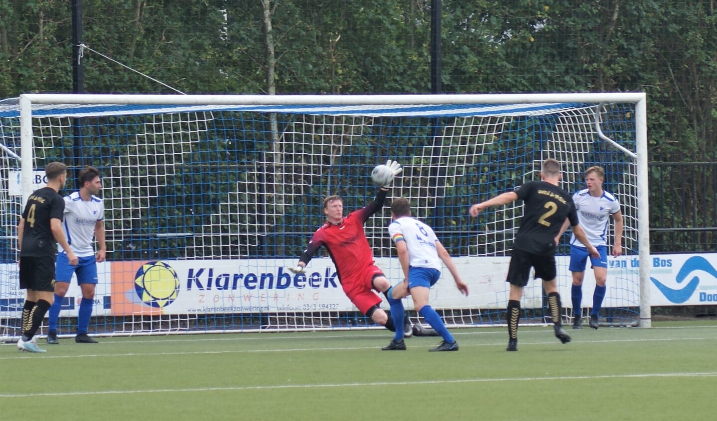 Chris Boom (No. 2) belaagt SVL-doelman Mocking