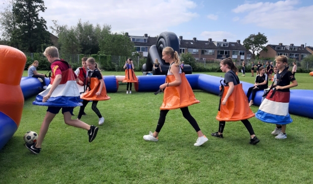 <p>voetbalkunsten in onhandig tenue</p>