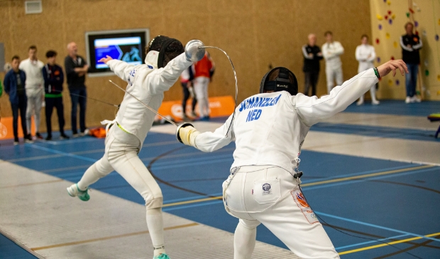 Zewe (links) maakt een punt in de achtste finale.