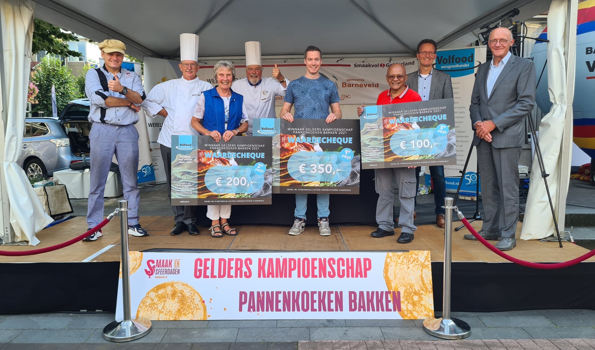 De prijswinnaars en de jury van het Gelders kampioenschap pannenkoeken bakken.