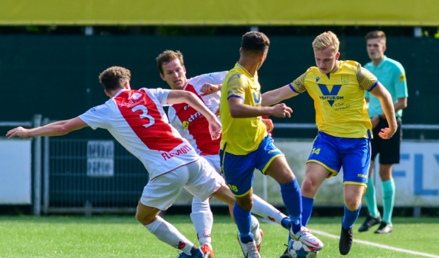 Roelof Strikwerda (3), verdediger van Flevo Boys, probeert de bal af te nemen van Timo Schefczyk