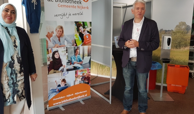 <p>wethouder Nadya Aboyaakoub-Akkouh en directeur Roel Zuidhof.</p>