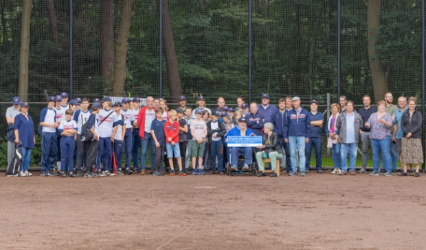 Puck de Haan tijdens de bekendmaking van de naamsvermelding van Veld 1.