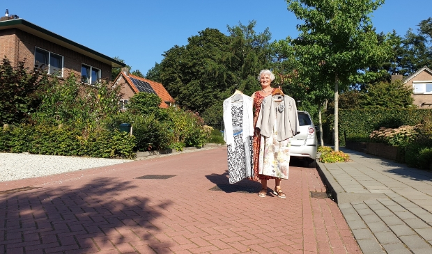<p>Janneke Postma op de plek van de zoldermarkt. Ze verkoopt onder meer dameskleding.</p>