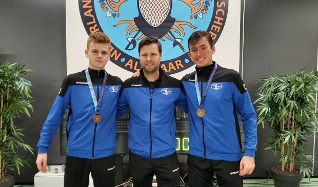 (links naar rechts) Michael Dijkstra Nederlands Kampioen floretschermen U17, Trainer Pascal Kenter, Koen Walet Nederlands Kampioen floretschermen U20