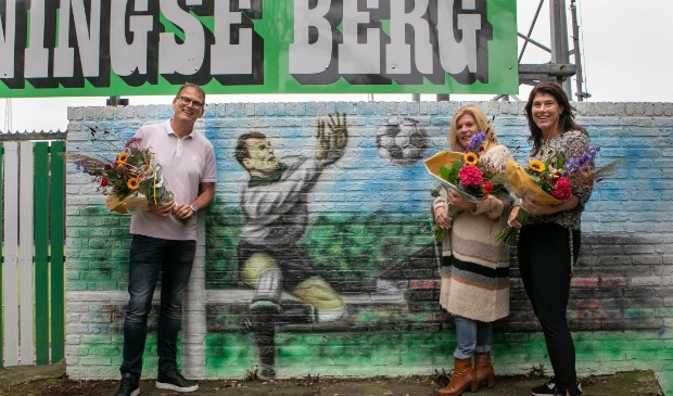 <p>De kinderen van Kees Quint, Marcel, Marga en Carla, hebben zaterdag de muurschildering onthuld.</p>