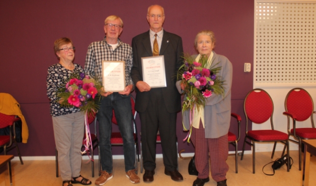 <p>Cor de Graaff en Jan Roelfsema met hun vrouwen. Ze hebben zich langdurig ingezet voor het Haarlemmermeers Mannenkoor ‘Zang en Vriendschap.</p>
