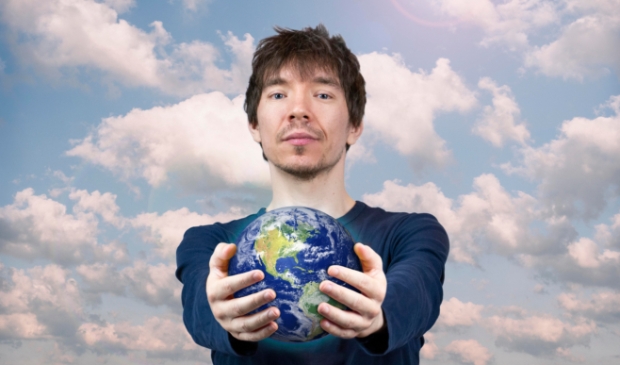 <p>Fabian Franciscus speelt 'Kleine Wereld'.</p>