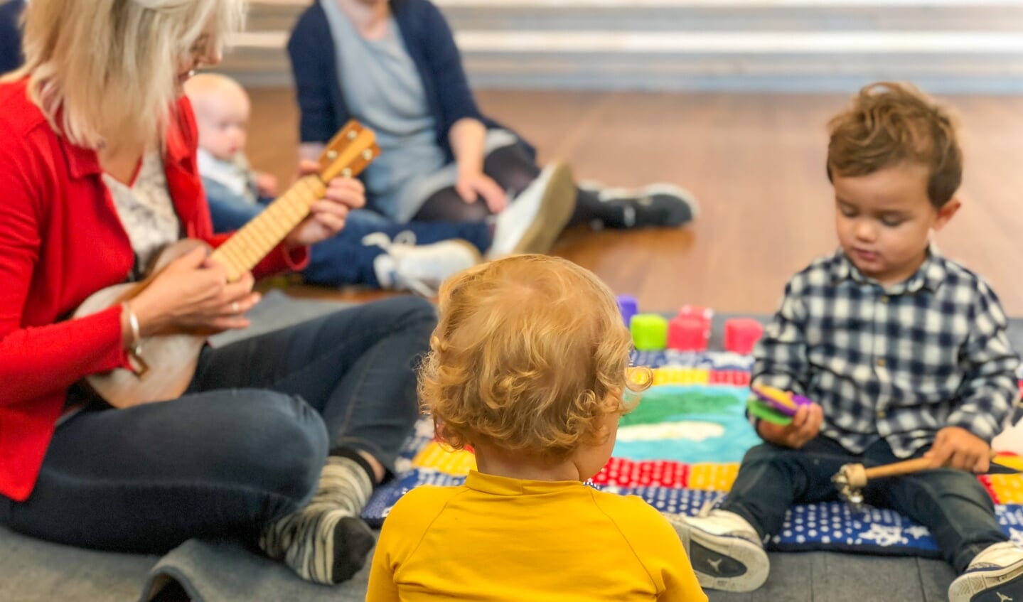 Vanaf 1 jaar kunnen kinderen al kennismaken met muziek bij ‘muziek op schoot’. 