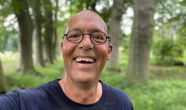 <p>Arco Harmans gaat dinsdagochtend op pad voor een voetreis van 100 kilometer.</p>