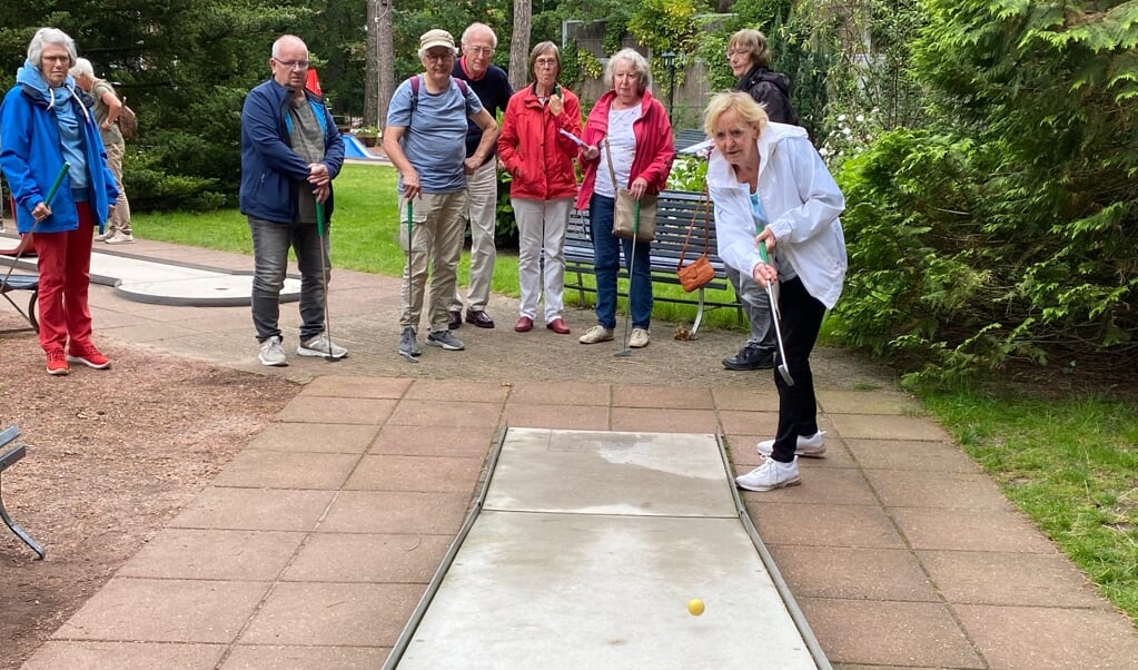 badmintonspelers bij de midgetgolf