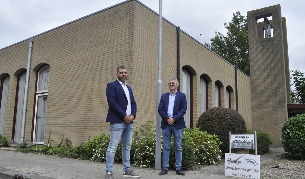 De Immanuëlkerk in Barneveld is sinds deze week officieel in handen van de Marokkaanse vereniging. Links Omar Zerkouni, rechts Wim Broekhuizen.