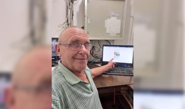 <p>Bert Schut leest de Barneveldse Krant op de computer.</p>