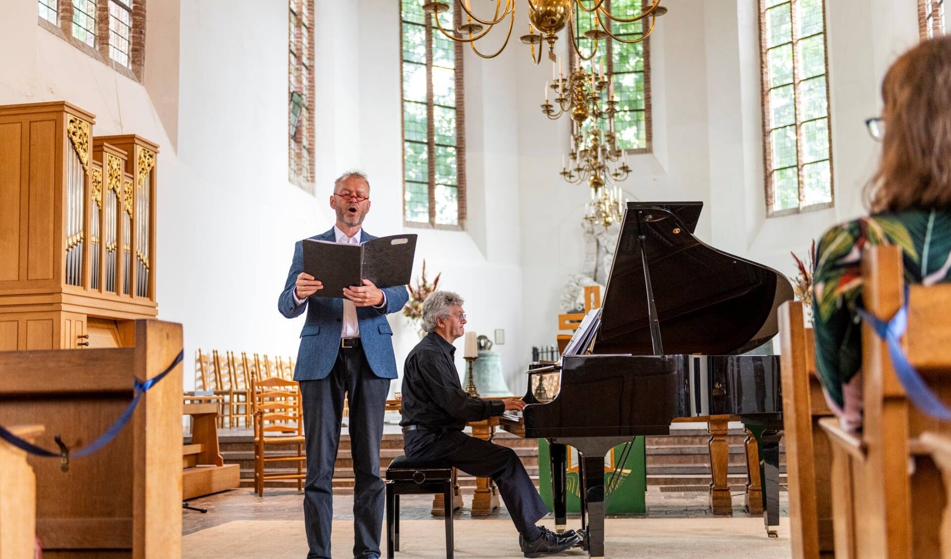 Bariton Sietse van Wijgerden met pianist Andrew Clark in de kerk in Heusden