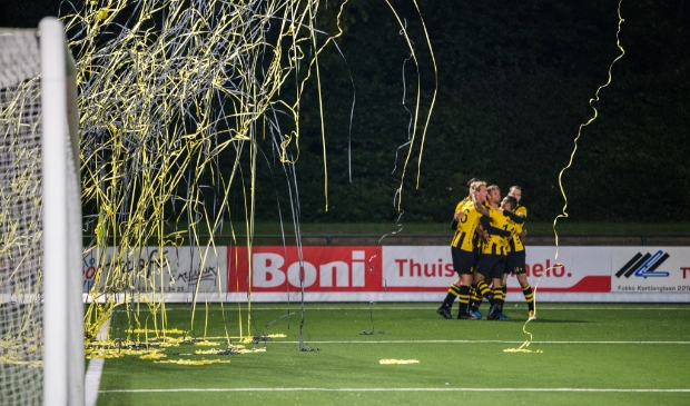 <p>De supporters laten de confettislingers knallen als Adriaan Kruisheer DVS'33 op 1-0 voorsprong heeft gezet in het bekerduel tegen Noordwijk. </p>