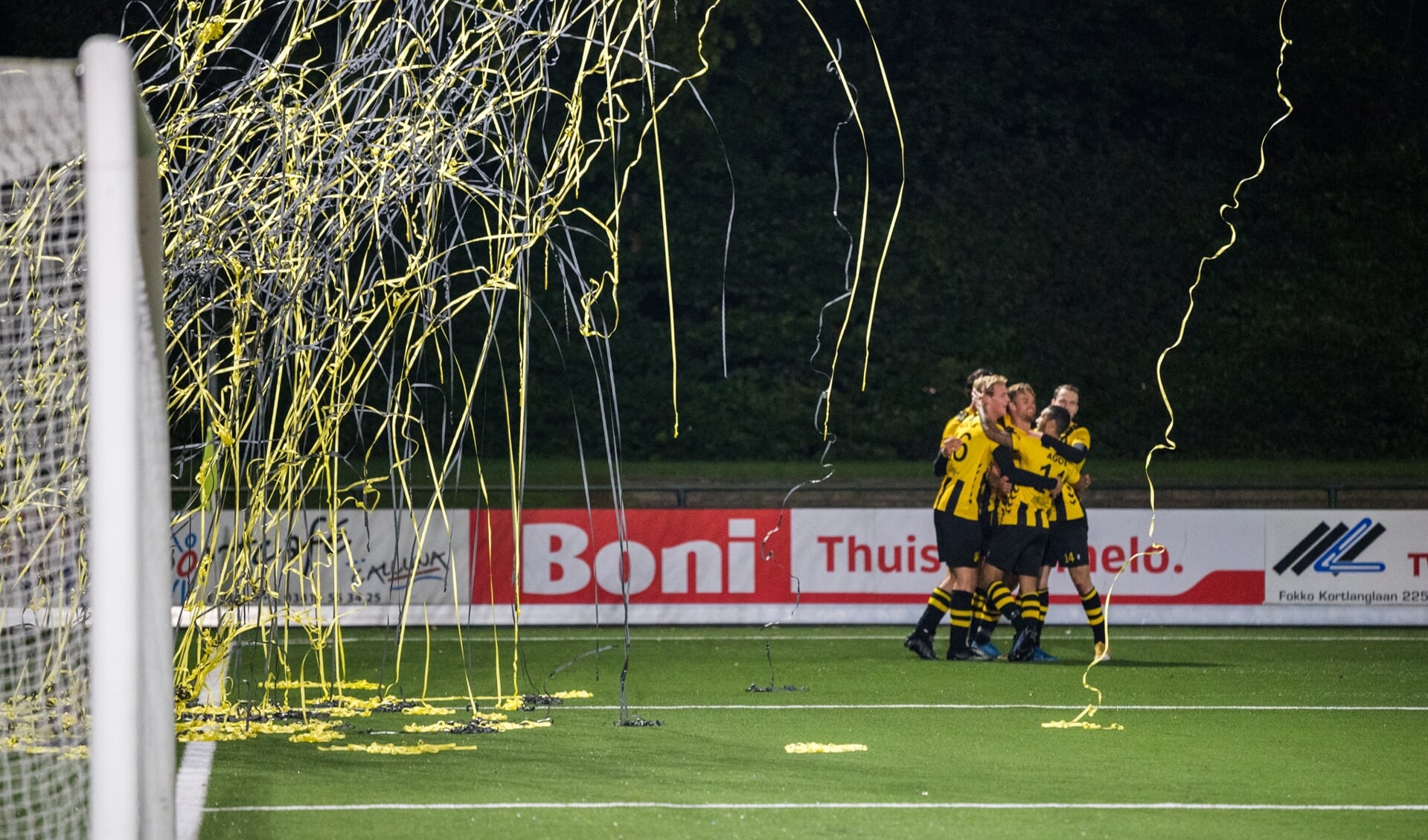 De supporters laten de confettislingers knallen als Adriaan Kruisheer DVS'33 op 1-0 voorsprong heeft gezet in het bekerduel tegen Noordwijk. 