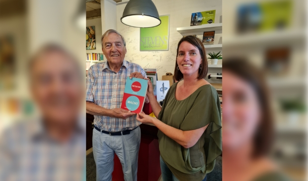 <p>Lisa Snijder, eigenares van Boekhandel Stevens krijgt het eerste exemplaar van Gerard Couvreur.</p>