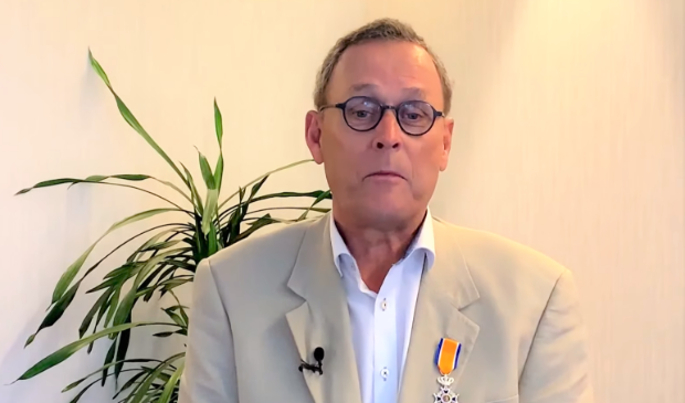 Ben Stoelinga, zojuist onderscheiden, richt zich tot de achterblijvers in de gemeenteraad.