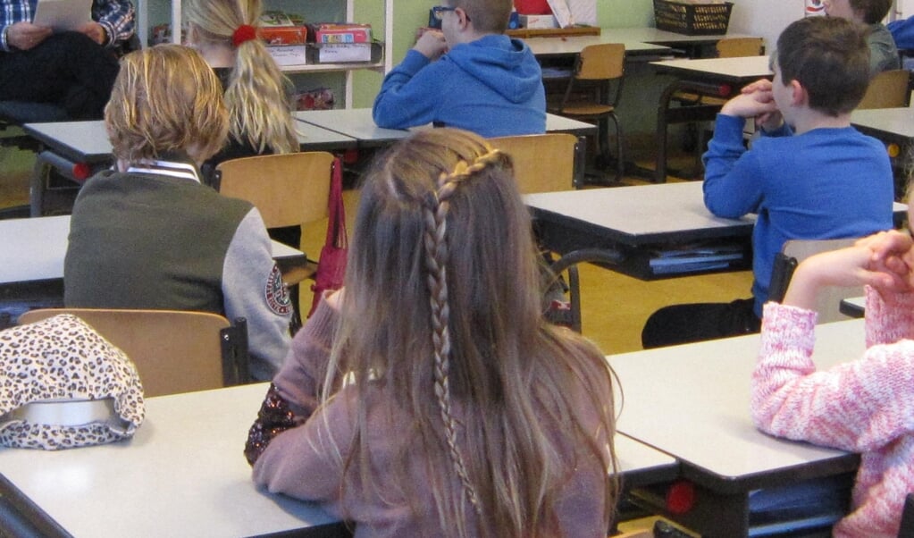 Kinderen zitten soms dik op elkaar gepakt in een schoolklas. 