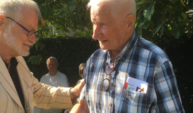 <p>Gildevoorzitter Gijs Wildeman verrast Henk van Limpt met de Zilveren Speld.</p>
