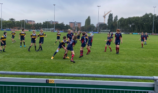 SRFC verdedigd goed en neemt de bal over van DIOK Leiden om aan een nieuwe aanval te beginnen