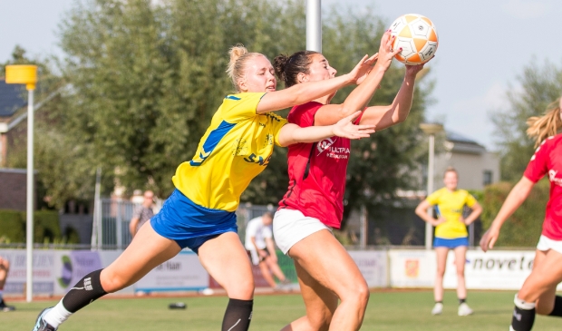 Mariëtte van der Sman in een reboundduel tegen Kinderdijk