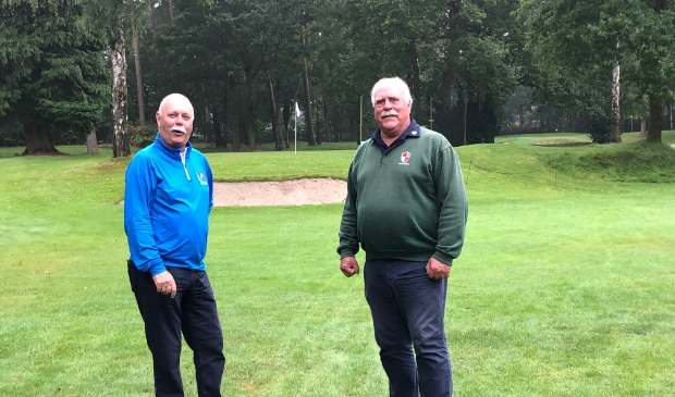 <p>Pim Bouhuis (l) en Ed Waelpoel ontvangen golfliefhebbers met open armen.</p>