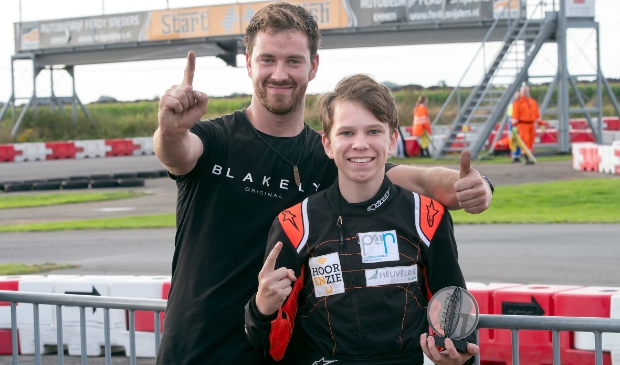Lukas viert zijn overwinning met teamleider Wouter Kuip