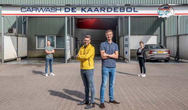 <p>Henri en Joost (voorop) nemen de carwash over van de familie Weideman.</p>
