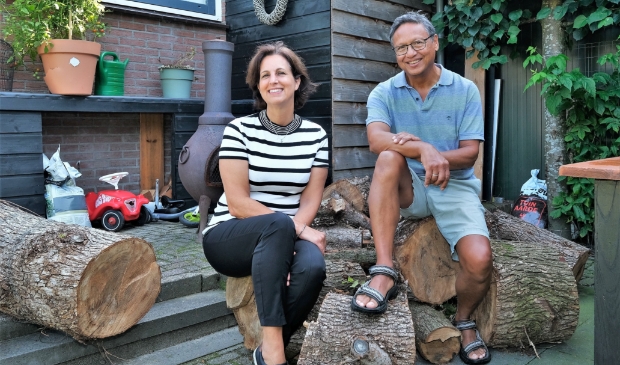 <p>Els en Bob, twee enthousiaste mensen die Elst weer een dorpskrant willen geven.</p>