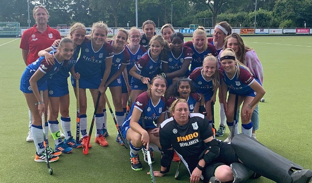 <p>BMHV dames 1 gisteren na de wedstrijd tegen Spitsbergen.</p>