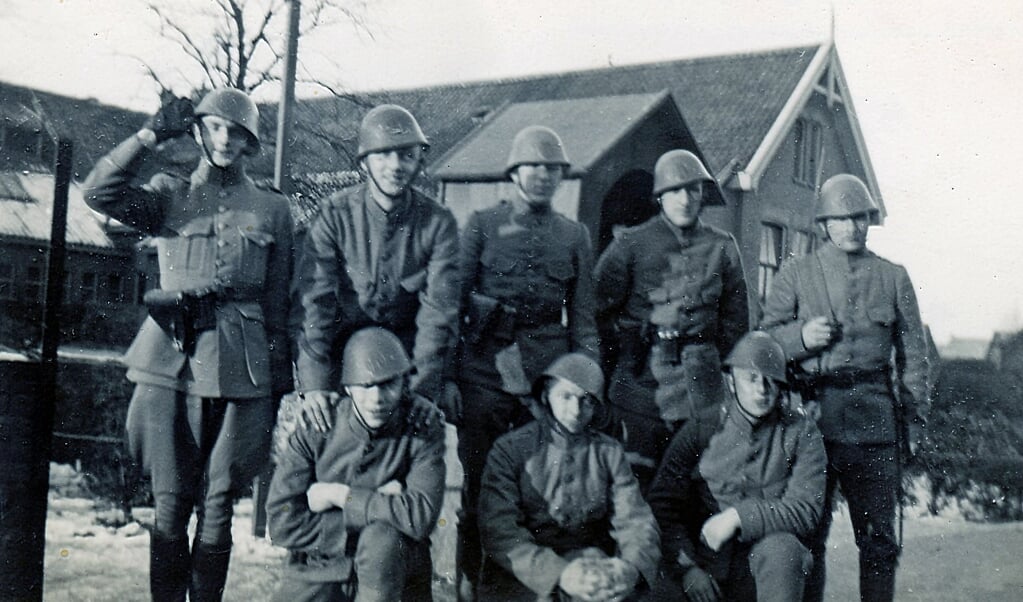 Een foto uit de nalatenschap van Bruun van Hinte: de wacht voor de Gelderse School van 31 december 1939 op 1 januari 1940.